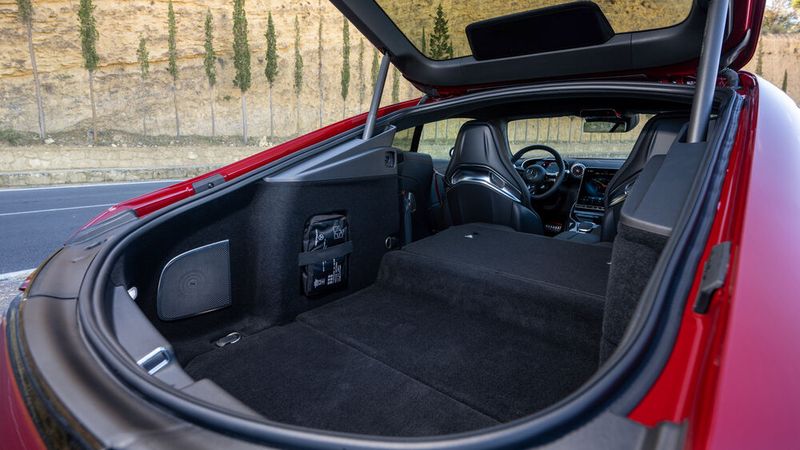 Unter der Klappe ist viel Raum für Gepäck. (Bild: Mercedes-AMG)