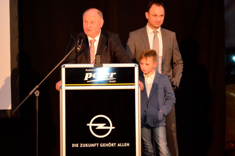 Drei Generationen der Unternehmerfamilie standen anlässlich der Eröffnungsfeier gemeinsam auf dem Podium. (Bild: Rehberg / »kfz-betrieb«)