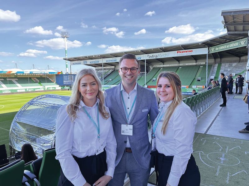 (v. l.) Linda Uhrlau, Sebastian Schütte und Linda Schön (MR Datentechnik) hören sich draußen die Vorträge an. (Bild: Vogel IT-Medien GmbH)