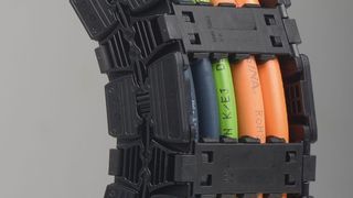 Die Energiekette „E6.1.“ ist um bis zu 37 Prozent leichter und noch leiser als ihr Vorgänger, außerdem montagefreundlicher und ermöglicht zusätzliche Bauformen.  (Bild: igus)