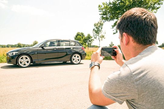Mit der Felgomat-App auf dem Smartphone lässt sich jedes Fahrzeug in den Felgenkonfigurator von Tyresystem laden.(Bild:  RSU)