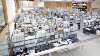 Die Fachbodenanlage Meta Clip sorgt mit 2500 verbauten Fachböden für eine strukturierte
Lagerung im Kommissionierbereich. (Meta)