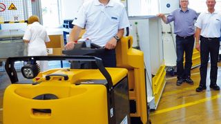 Hatten Spaß bei der Übergabe: Faurecia UAP-Manager Martin Maderholz, Reiter Flottenmanager Manfred Schürmann und Faurecia Plant Manager Reinhold Stengel (v.l.). (Bild: Reiter)