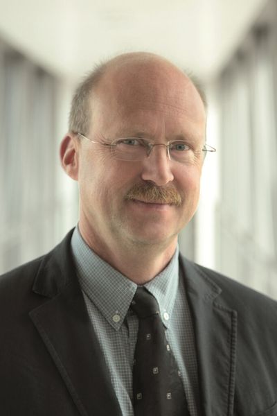 Priv.-Doz. Dr.-Ing. Welf-Guntram Drossel, Leiter des Chemnitzer Fraunhofer-Instituts für Werkzeugmaschinen und Umformtechnik (IWU): „Der Wandel in der Wertschöpfungskette des Automobilbaus ist in den letzten Jahren noch nicht mit der erwarteten Vehemenz spürbar geworden.“ (Bild: Fraunhofer IWU)
