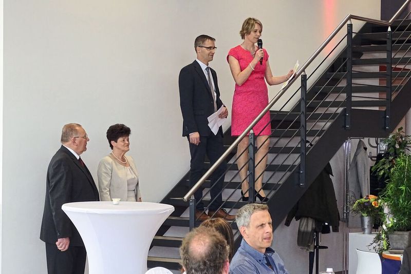 Zur Eröffnung war die Familie komplett anwesend. Neben den Seniorchefs auch noch Peter Früchtl, der den Service der nun zwei Betriebe (Pfatter und Straubing) leitet (2.v.re). (Bild: Autohaus Früchtl)