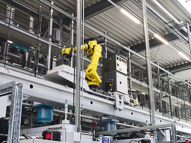 Portalroboter versorgen die Maschinen mit den Werkzeugen, sodass auf jeder Maschine jedes Bauteil gefertigt werden kann. (Bild: Martinus Menne)