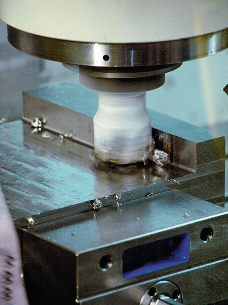 Auf der EMO Hannover 2011 wurde gleich an vier Werkzeugmaschinen der Göppinger Unternehmensgruppe MAG die kryogene Zerspanung mit Flüssigstickstoff vorgeführt. (Bild: MAG)