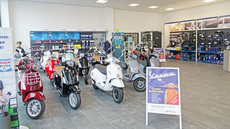 Das Schweinfurter Unternehmen vertreibt auch Vespa-Roller. Künftig soll im Verkaufsraum ebenfalls der elektrische Kleinwagen E-Go stehen.  (Bild: Schreiner/»kfz-betrieb«)