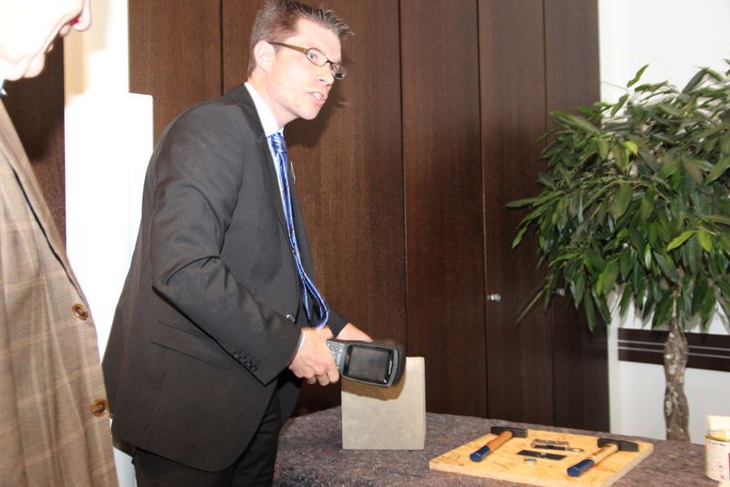 Dass ein RFID-Transponder auch in Beton funktioniert..... (Bild: Reinhold Schäfer)