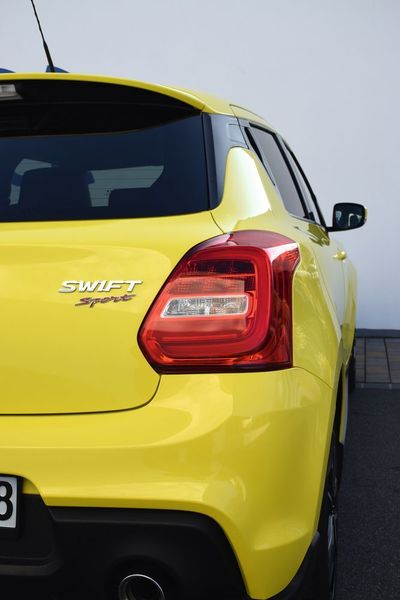 Hier gibt's die aufregendste Farbe tatsächlich kostenlos. Suzukis „Champion Yellow“ ist eine freundliche Umschreibung für Pfeilgiftfroschgelb. (Holz / »kfz-betrieb«)