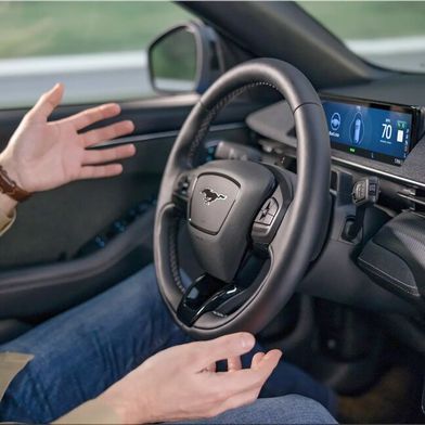 Blau fahren ja! Blau sein, bitte dennoch nicht! Ford-Enthusiasten dürfen sich freuen, denn der Autokonzern will sein System Bluecruise 1, durch das man freihändig fahren darf, wenn man die Augen offen lässt, bald auch in weiteren Modellen anbieten. Hier mehr dazu. (Bild: Ford)