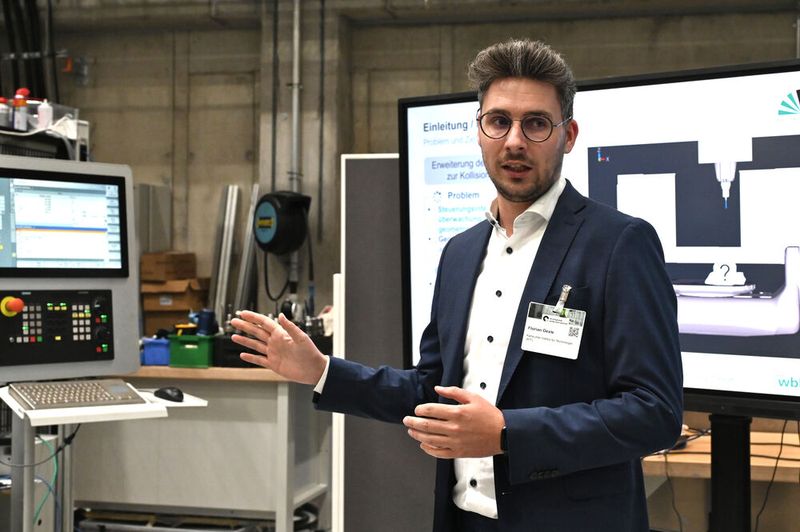 Florian Oexle vom KIT stellte Forschungen im Bereich der Werkzeugmaschinen vor. (Bild: Stefanie Michel)
