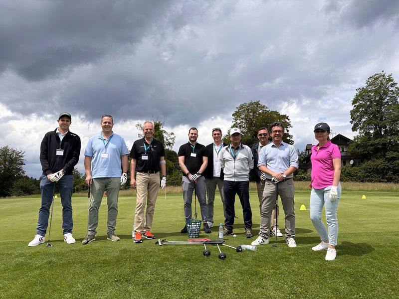 Die Golfzukunft von morgen. Es wird gehübt, solange das Wetter hält. (Bild: VOGEL IT-MEDIEN)