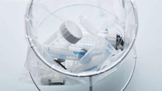 Plastikmüll im Labor ist nicht immer kontaminierter Sondermüll. „Sauberer“ Abfall kann gesondert gesammelt und dem Recycling zugeführt werden.(Bild:  Eppendorf SE)