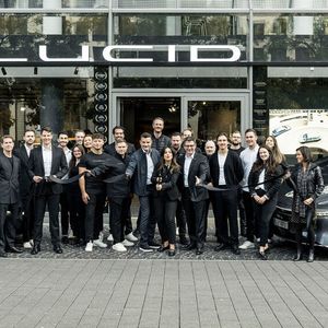 Vertreter von Lucid schnitten mit dem Team des neuen Frankfurter Studios symbolisch das Band durch und eröffneten offiziell die neue Markenrepräsentanz.(Bild:  Lucid)
