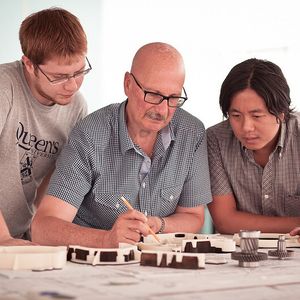 Ampelio Macchi (Mitte), Co-founder des OSVehicle-Projekts, bei der Arbeit mit seinem Team.