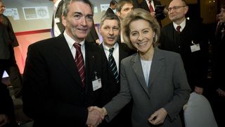 Bundesarbeitsministerin Ursula von der Leyen gratuliert Josef Mrozek, 3M Personal- und Arbeitsdirektor, zum Sieg beim Wettbewerb „Deutschlands Beste Arbeitgeber“. Bild: 3M Deutschland (Archiv: Vogel Business Media)
