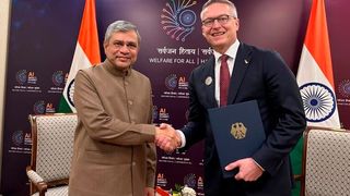 Zum Wohle aller! Von links: Der indische Digitalminister Ashwini Vaishnaw und der bundesdeutsche Kollege Karsten Wildberger von der CDU beglückwünschen sich zum heute geschlossenen KI-Pakt, der beiden Ländern Vorteile bringen soll ... (Bild: dpa / R. Ratzsch)