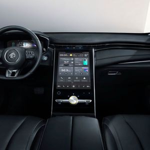 Beide Versionen haben eine 70-kWh-Lithiumionen-Batterie an Bord.(Bild:  ampnet/MG)