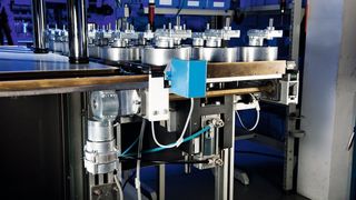 Mit einem EC-Motor und dem Eta-Crown-Winkelgetriebe wird die Transportgeschwindigkeit in Montageanlagen durch den Verarbeitungsprozess bedarfsgerecht und damit energieoptimiert gesteuert.  (Bild: Zeitlauf)