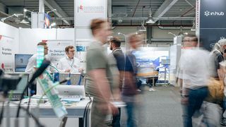 Auf der All About Automation wird bewusst auf große Ausstellungsflächen verzichtet. Kleine und große Unternehmen sollen sich so auf Augenhöhe begegnen können.  (Bild: Easyfairs)