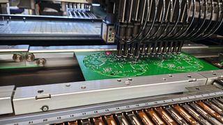 Eine wirtschaftliche SMD-Bestückung von Leiterplattenplatten gehört zu den Kernkompetenzen der Placetec AG. (Bild: Placetec)