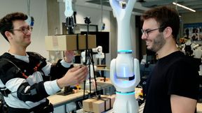 Federico Masiero (li. mit Exoskelett) und Emanuele Aimi testen die Zusammenarbeit mit einem Roboter von Neura Robotics.  (Bild: Andreas Schmitz / TUM)
