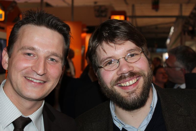 Am Dienstagabend wurde bei der Vogel Business Media am Messe-Stand in Halle 9 traditionell auf eine erfolgreiche Hannover Messe 2014 angestoßen. Gute Gespräche und Live-Musik von der Band „Famos“ sorgten bei den zahlreichen Standpartygästen für eine ausgelassene Stimmung. (Siegl/Vogel Business Media)