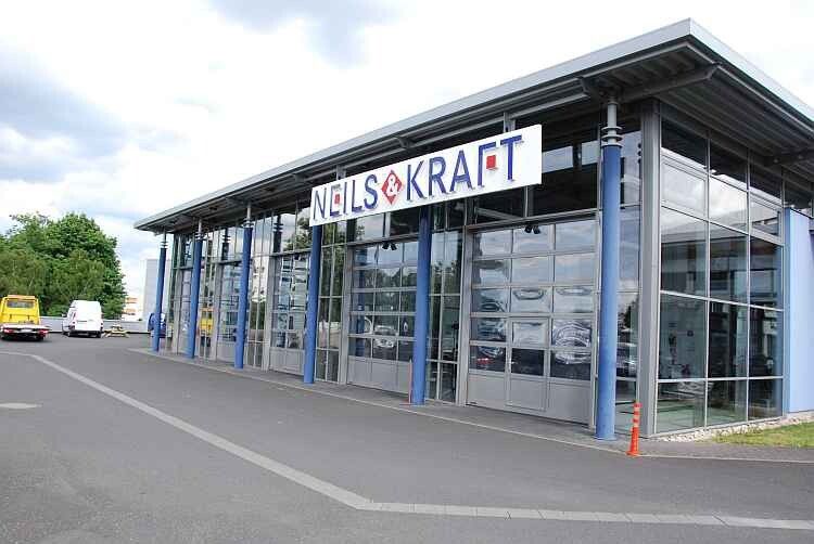 Die Werkstattannahme befindet sich hingegen in einem eigenen Gebäude abseits des Neuwagenshowrooms. (Foto: Rosenow)