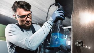 Hier wird genibbelt! Sieht schwer aus, geht aber laut Trumpf leicht von der Hand! Und nach 90 Jahren Elektrowerkzeuge von Trumpf kann man heute auch Systeme haben, die mit leistungsstarker Akkutechnik betrieben werden. (Bild: Trumpf)