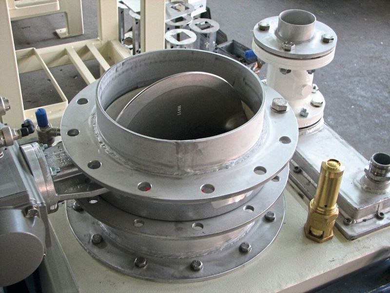 Mit VeloGuard werden Verschleißteile wie eine Produkteinlaufklappe dauerhaft automatisch überprüft, um ungeplante Stillstände zu verhindern. (Bild: Greif-Velox)