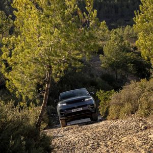 Generell eignet sich ein Elektroantrieb besser fürs Gelände als herkömmliche Motoren. Das zeigt eine Fahrt mit dem Range Rover Sport Plug-in-Hybrid.(Bild:  Range Rover)