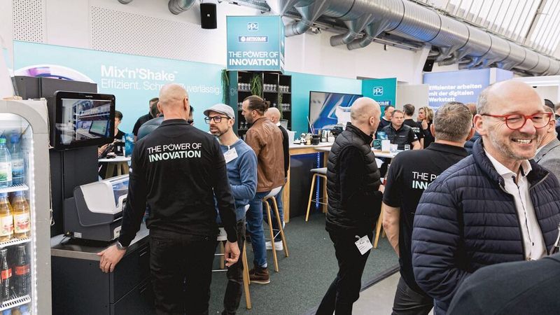 PPG Nexa Autocolor stellte unter anderem sein neues „Mix'n'Shake“ vor, eine automatisierte Rührtechnologie.   (Bild: Stefan Bausewein)