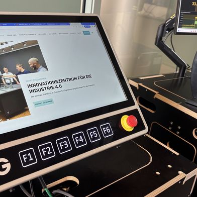 Um den Datenfluss im DPP für Industrieunternehmen greifbar zu machen, wurde der reale Use Case mit GETT direkt in das mobile Popup Testbed des Smart Systems Hub eingebunden. (Bild: Smart Systems Hub)