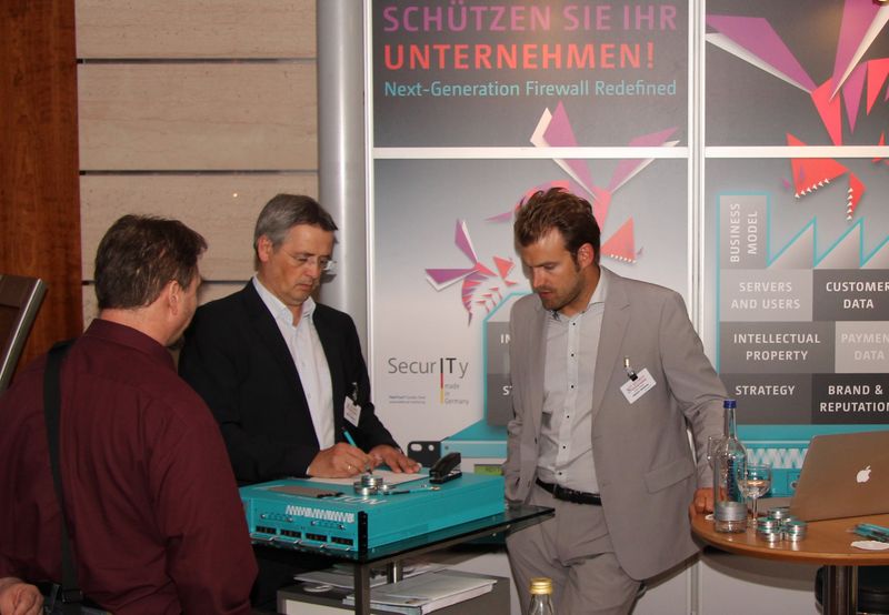 Am Stand von Adyton Systems  (Vogel IT-Akademie)