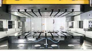 Servo-Spindel-Pressen – hier ein Beispiel des Herstellers Nidec SYS – müssen höchste Präzision bereitstellen. Der Drive Controller SD2 von Sieb & Meyer kann dazu einen entscheidenden Beitrag leisten. (Bild: Nidec SYS)