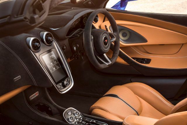 Alles Handarbeit: Das Nabbaleder auf den Sitzen und den Verkleidungsteilen ist handgenäht. (McLaren Automotive)