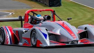 Teamchef Michael Kerber kann es kaum glauben: Bei Messfahrten auf der Teststrecke Bilster Berg hat "step-1" Pilot Sven Barth den bisherigen Streckenrekord nochmals unterboten. (Martin Traub)