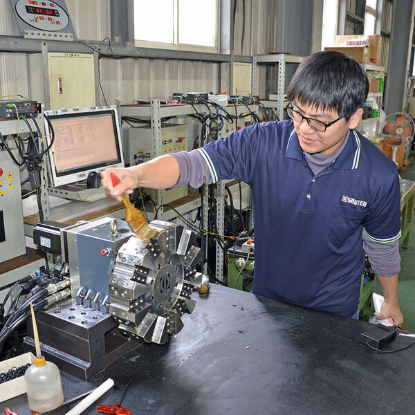 包括 Sauter 旋转器系统的心脏，hirth 接头，现在所有的零件都能在台湾生产。首席执行官一年内两次访问成立于 2008 年的亚洲分公司。 (Jablonski)