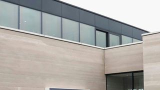 Stampfbeton statt Signalisation: Der Schauraum-Pilot des Herstellers präsentiert sich eher zurückhaltend. (Porsche / 2017 Getty Images)