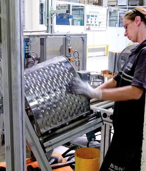 Sichtprüfung nach Vorschrift. Hier wird geprüft, ob Stirnboden und Bodenscheibe auch richtig mit der Trommel verbunden sind. Bild: Kuhn (Archiv: Vogel Business Media)