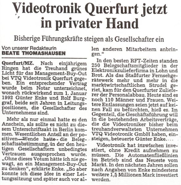 Ein Blick ins Archiv: Alte Zeitungsausschnitte dokumentieren die Entwicklung von VTQ und zeigen, wie das Unternehmen über die Jahre in der regionalen und fachlichen Öffentlichkeit wahrgenommen wurde. Die Sammlung macht sichtbar, dass Unternehmensgeschichte nicht nur aus Produkten, Kennzahlen und Meilensteinen besteht, sondern auch aus vielen kleinen Momentaufnahmen. (Bild: VTQ Videotronik GmbH)