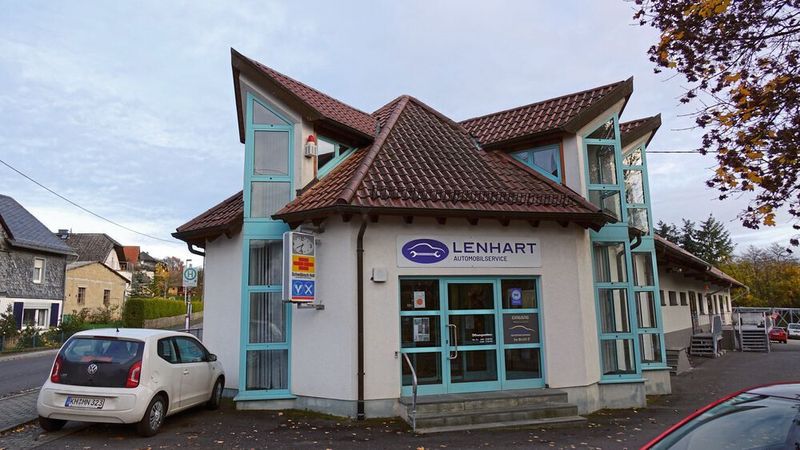 Kein typischer Kfz-Betrieb: Der Immobilie des Automobilservice Lenhart sieht man seine Vergangenheit als Filiale einer Raiffeisenbank deutlich an. 2016 hat die freie Werkstatt das Gebäude im beschaulichen Winterbach erworben und baut es seitdem in Eigenleistung auf die eigenen Bedürfnisse um. (Bild: Rosenow – VCG)
