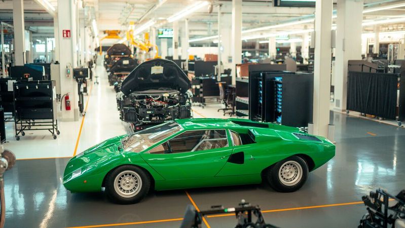 2023 durchbrach das Werk in Sant’Agata Bolognese erstmals die Schallmauer von mehr als 10.000 in einem Jahr gefertigten Fahrzeugen. Vor 50 Jahren baute Lamborghini ein Auto pro Woche!(Bild:  Lamborghini)
