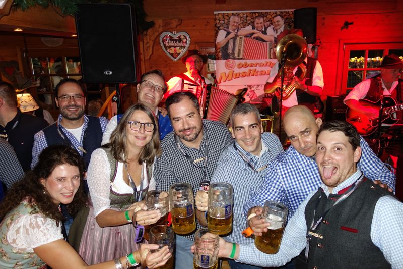 Das Western Digital Team feiert im Wildstuben Zelt. (Bild: IT-BUSINESS)