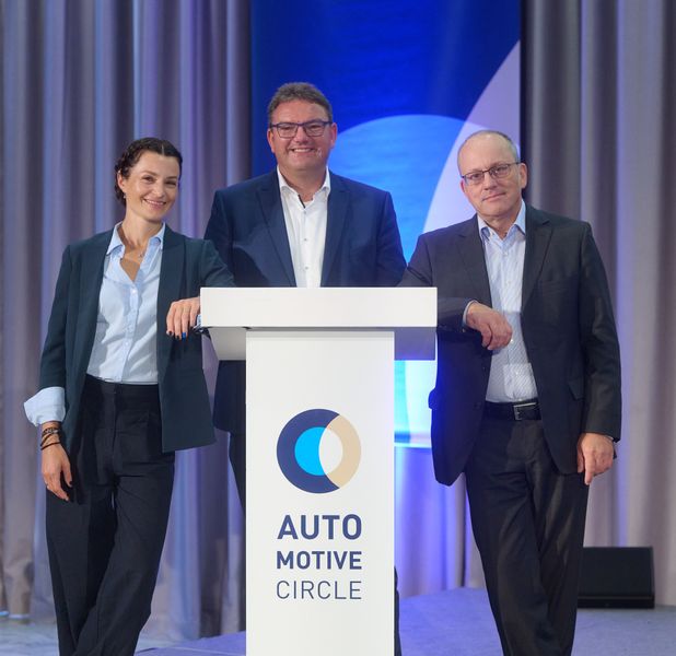 Einen Ansatz des Verbandes der Automobilindustrie e.V. (VDA) für ein gemeinsames Verständnis nachhaltiger und kreislauffähiger Materialien entlang der gesamten Wertschöpfungskette werden Frank Fischer (Mitte), verantwortlich für die Koordination aller Themen zu Nachhaltigkeit und Rezyklateinsatz im Bereich Werkstofftechnik bei der Audi AG in Ingolstadt, Janina Nizol (Links), Spezialistin Nachhaltigkeit, Projekte bei der BMW AG in München und Prof. Dr.-Ing. Peter Weidinger, Leiter Werkstofftechnik bei Brose Fahrzeugteile SE & Co. KG in Coburg, vorstellen.  (Bild: Automotive Circle)