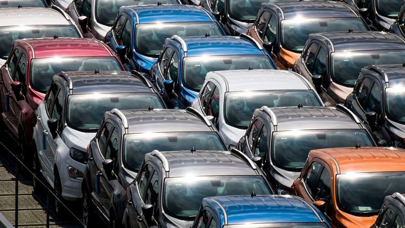 Die deutsche Wirtschaft wird sich im Laufe des nächsten Jahres von den Folgen der Pandemie erholt haben. Die Automobilbranche wird aber nach Schätzungen der Wirtschaftsexperten noch bis dahin mit den Lieferengpässen kämpfen müssen. 