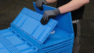 Erlaubt die bequeme Entnahme von Produkten im Stapel: die Ecotech-Klappbox mit Displayklappe. (Bild: SSI Schäfer)