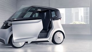 Das bequeme Aussteigen auch beim Quereinparken garantiert die Schwenkschiebetür mit ihrem geringen Raumbedarf.  (FEV)