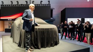 Ein letztes Mal Aufmerksamkeit: Lucid-Chef Peter Rawlinson stellte auf dem Genfer Salon 2024 seine Marke und die Produkte vor. Doch wo es früher Premieren hagelte, stellten dieses Jahr nur Nischenfabrikate ihre Neuheiten vor.  (Bild: GIMS)